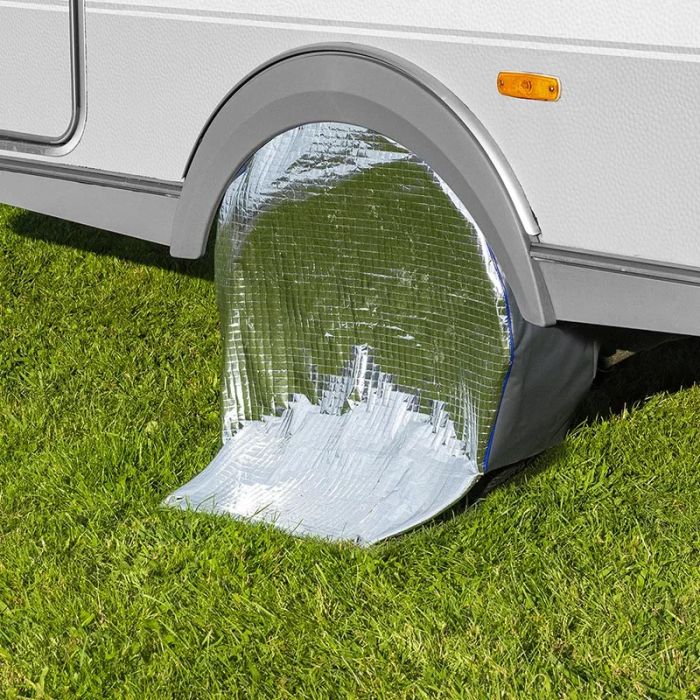 reflecterende bandenhoes om een caravanwiel