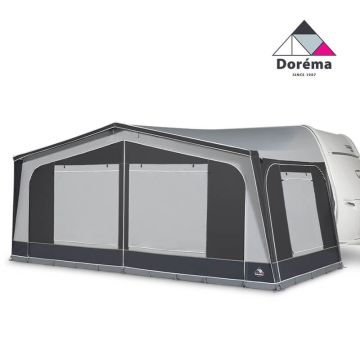 De Dorema Monza De Luxe voortent in de kleur antraciet is 2.40 meter diep en heeft raamflappen voor extra privacy ook tijdens afwezigheid.